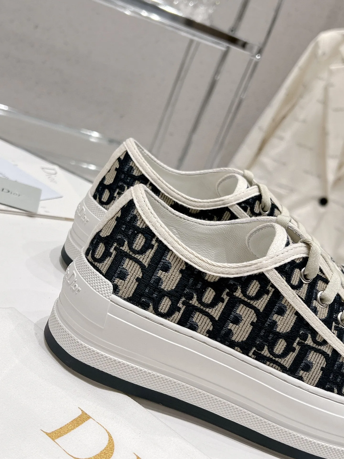 👟👟Ex-factory price 520👟👟 Women's shoes Women's clothing Women's shoes Women's shoes Women's clothing Dior series, Dior Dior Walk'n series Presbyopia Embroidery Thick-soled canvas shoes Casual sneakers Original purchase development Production This Walk'n'Dior thick-soled sneaker is a fashionable item that enhances the style of the series. Oblique printed cotton embroidered upper with comfortable platform sole, tongue and Christian Dior 👟👟 ex-factory aris signature laces. Can add fashionable temperament to all kinds of casual looks ▪️Fabric: Original customized imported Oblique printed embroidery ▪️Inner lining: Imported soft sheepskin lining ▪️Outsole: Original exclusive molded T👟👟Factory price U material ▪️Sole thickness: 4.5CM ▪️Size: Women's 35-40